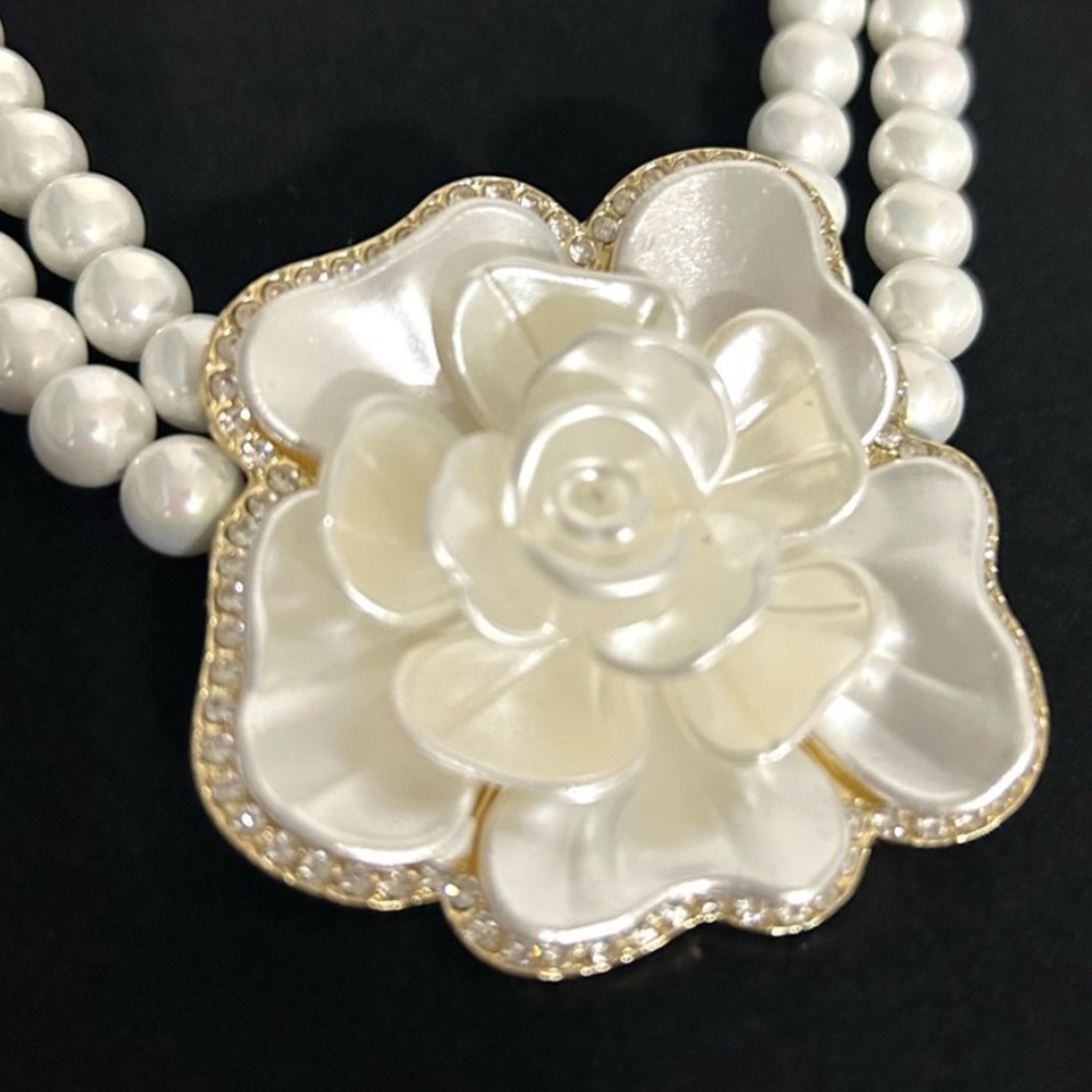 NWT ⚜️🤍⚜️ Eye Candy Gorgeous Mother of Pearl Rose two strand Statement - Picture 5 of 9